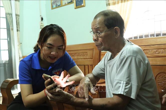 Thành viên Tổ công nghệ số cộng đồng là đồng bào dân tộc thiểu số nên việc truyền tải thông tin, hướng dẫn bà con buôn làng sử dụng các ứng dụng số thuận lợi và hiệu quả hơn. (Ảnh: Tuấn Anh/TTXVN)